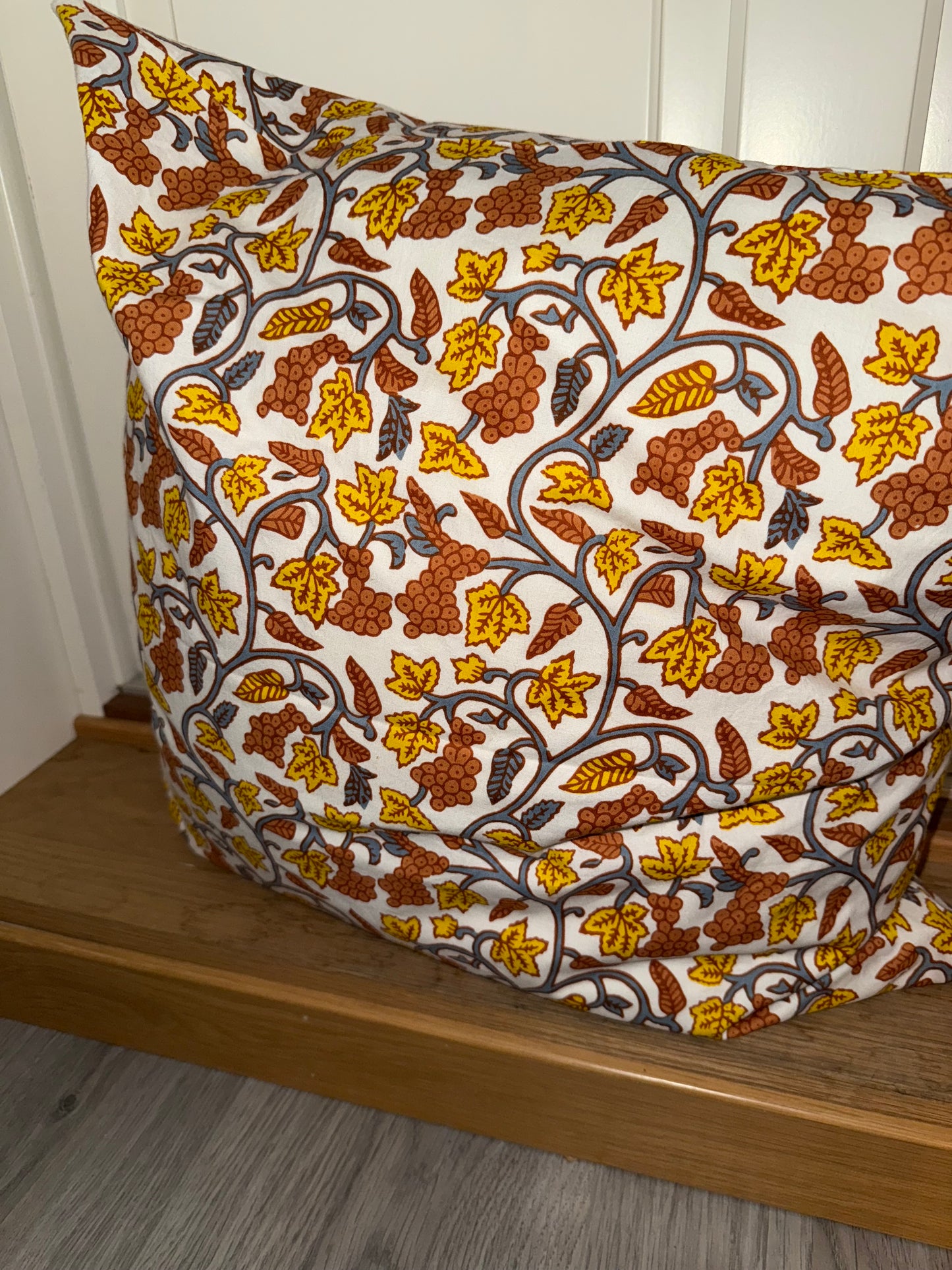 putetrekk 50x50 gul og brun blader