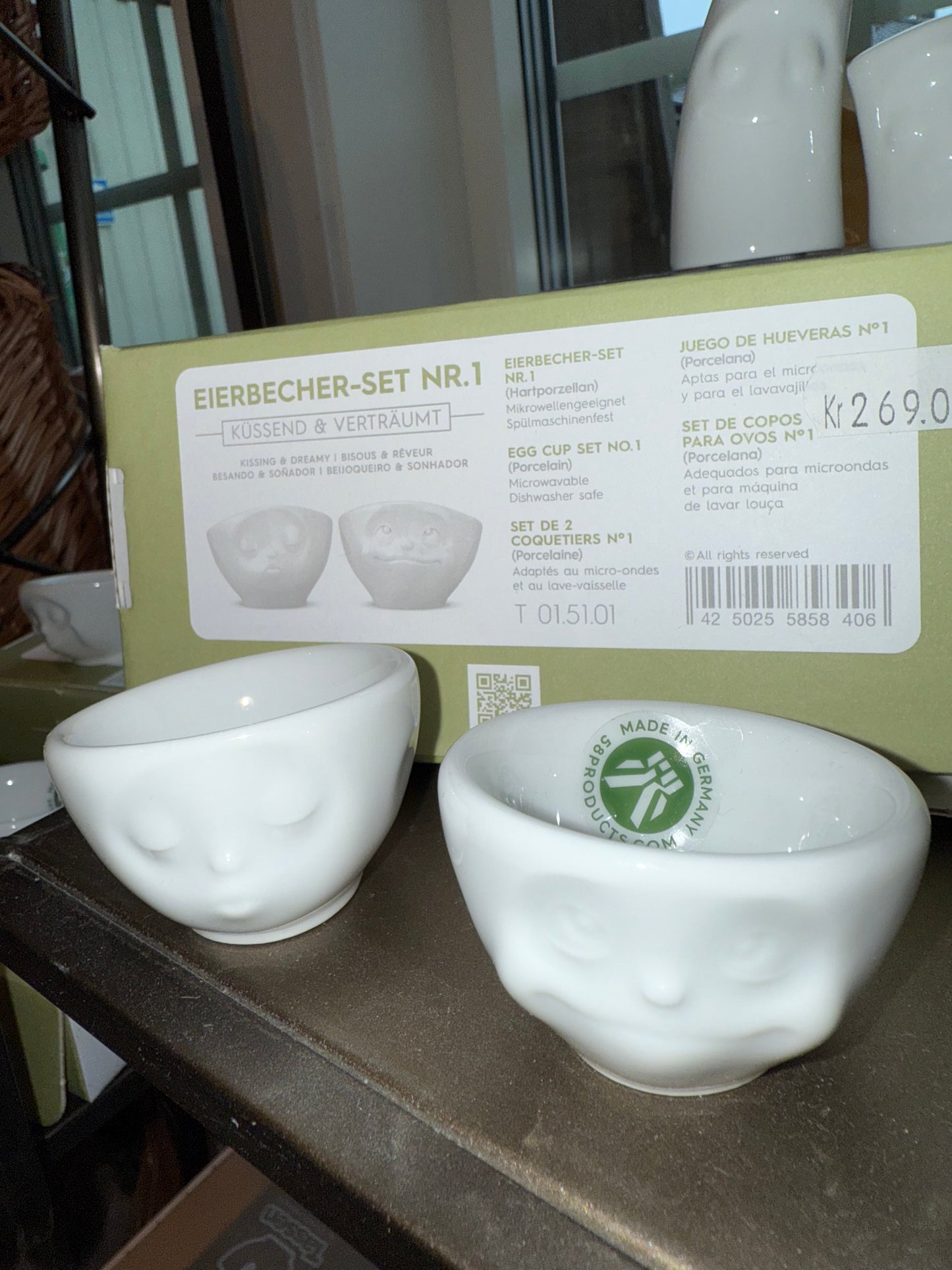 Tassen eggeglass kûssend og verträumt