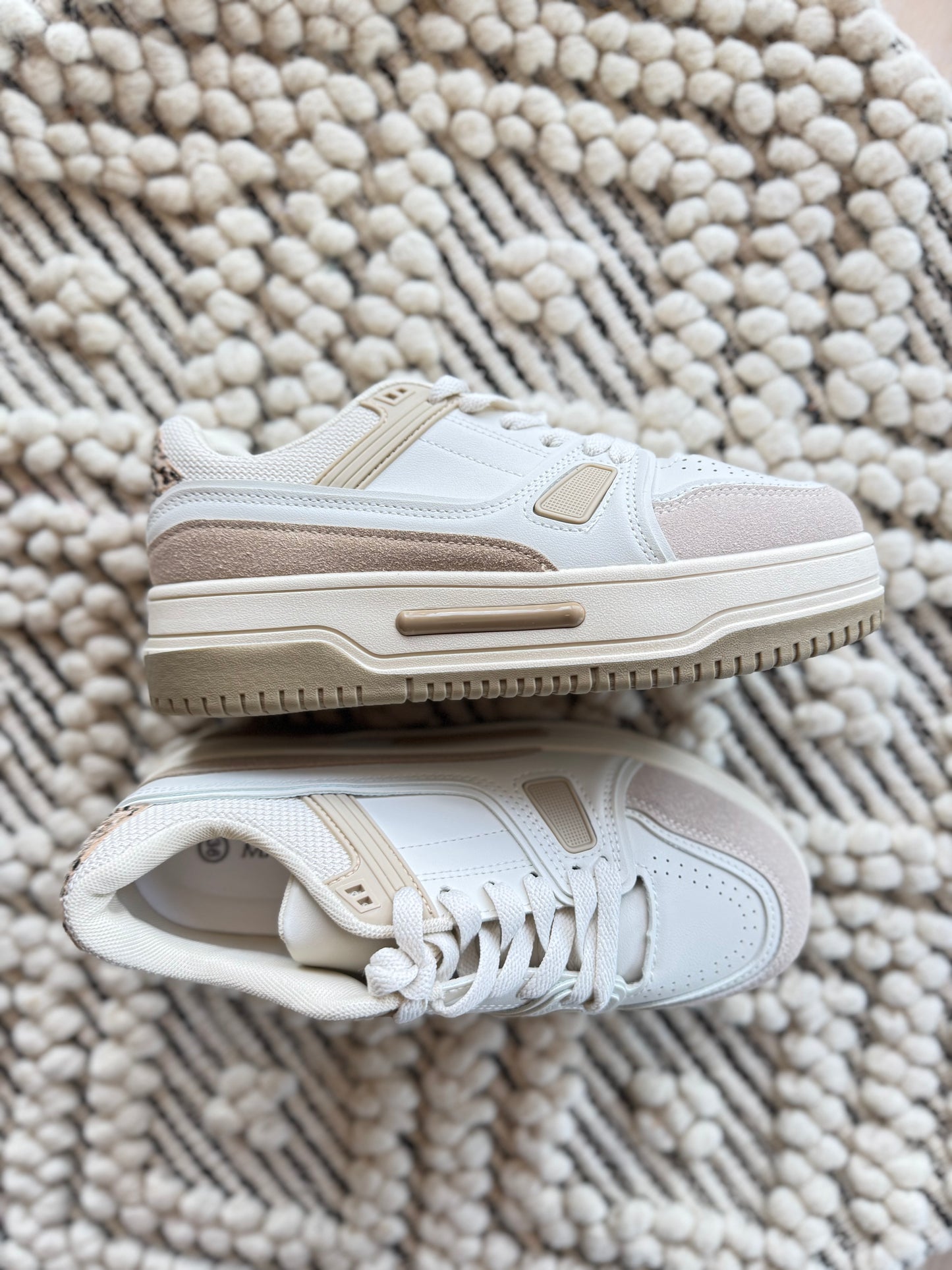 Romani sneakers