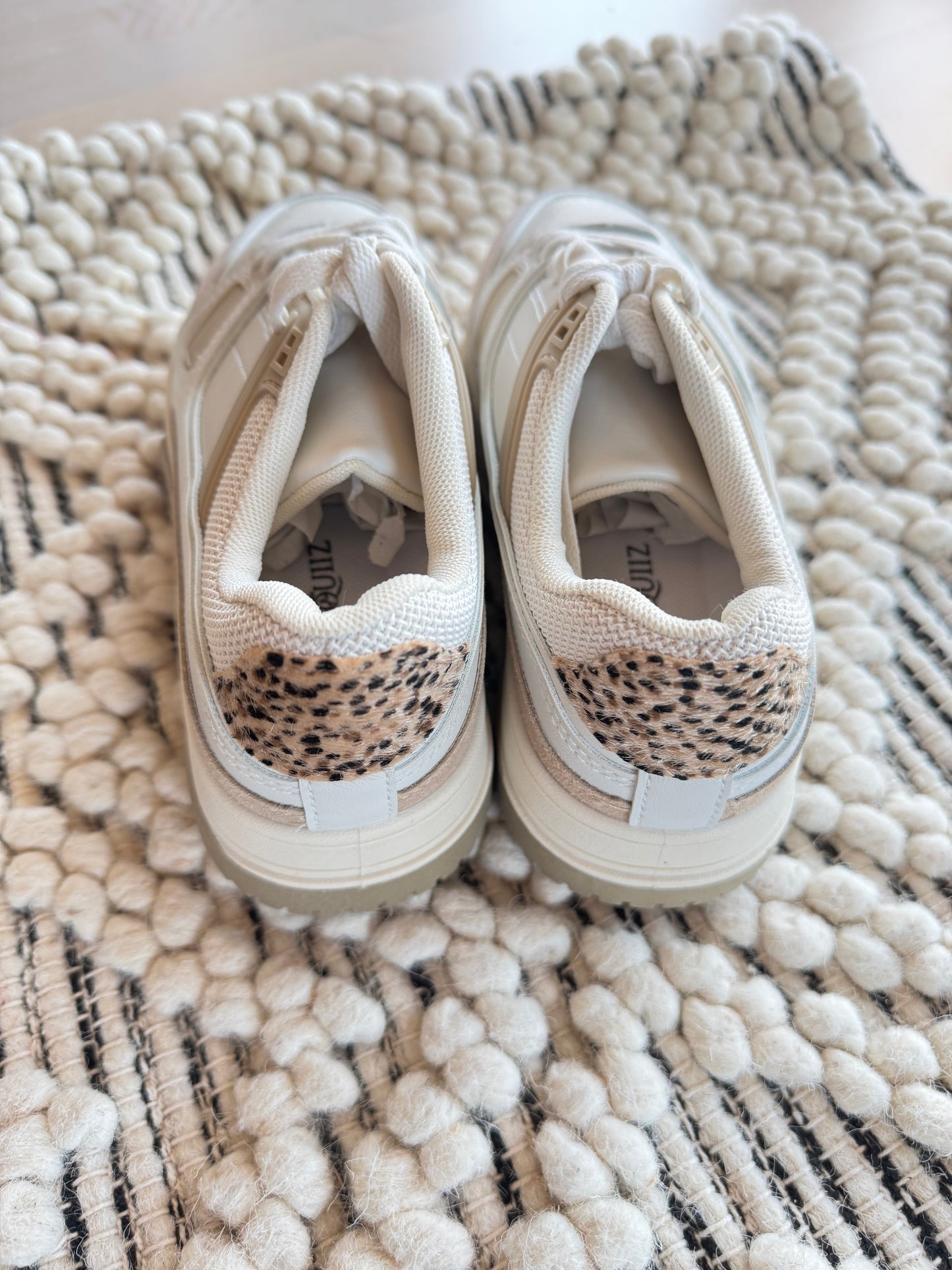 Romani sneakers