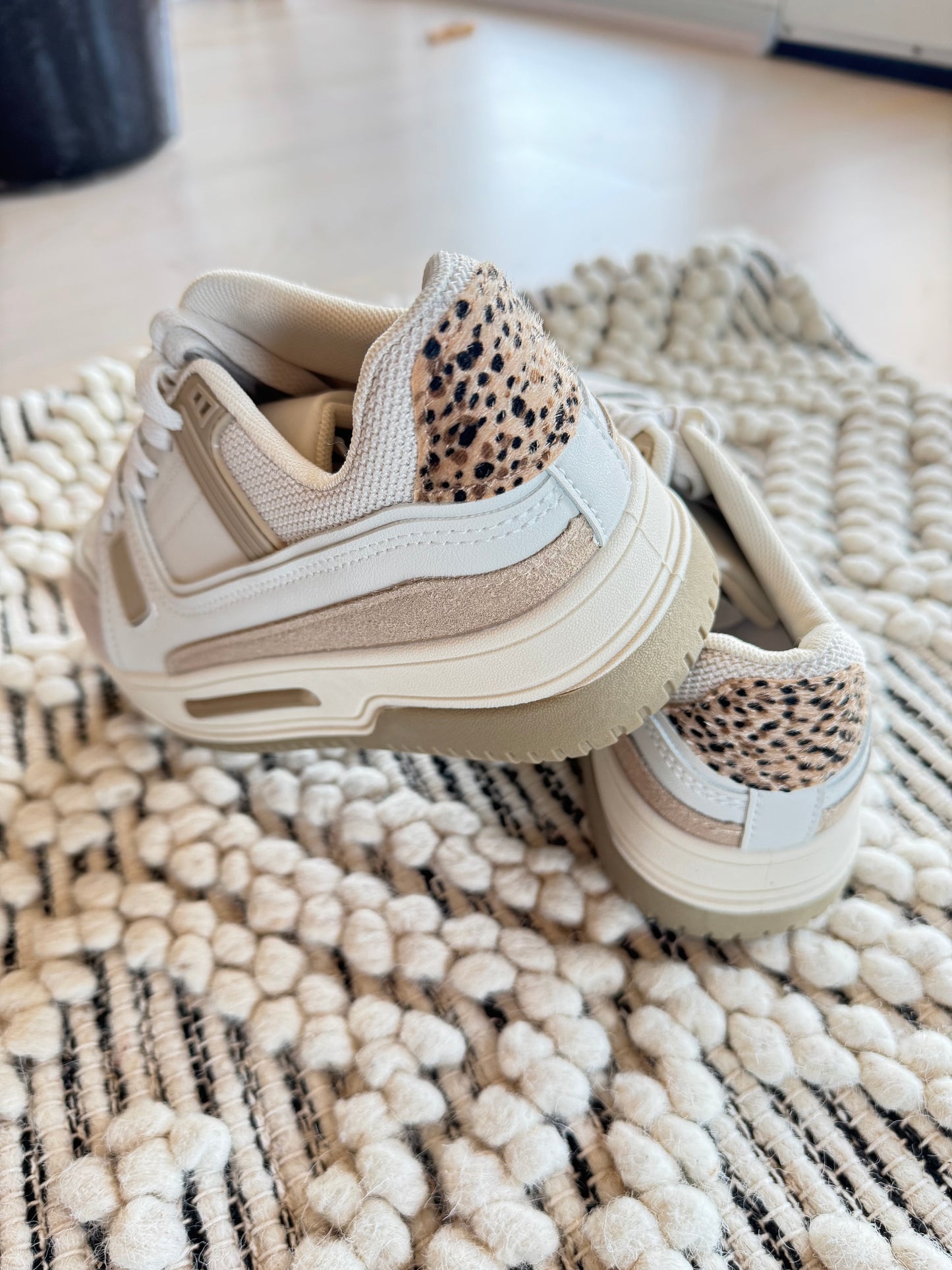 Romani sneakers