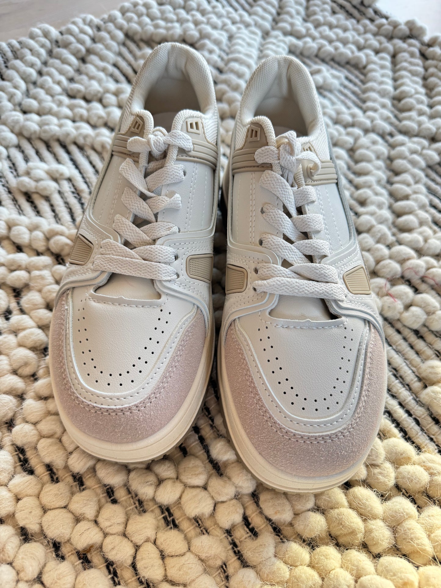 Romani sneakers