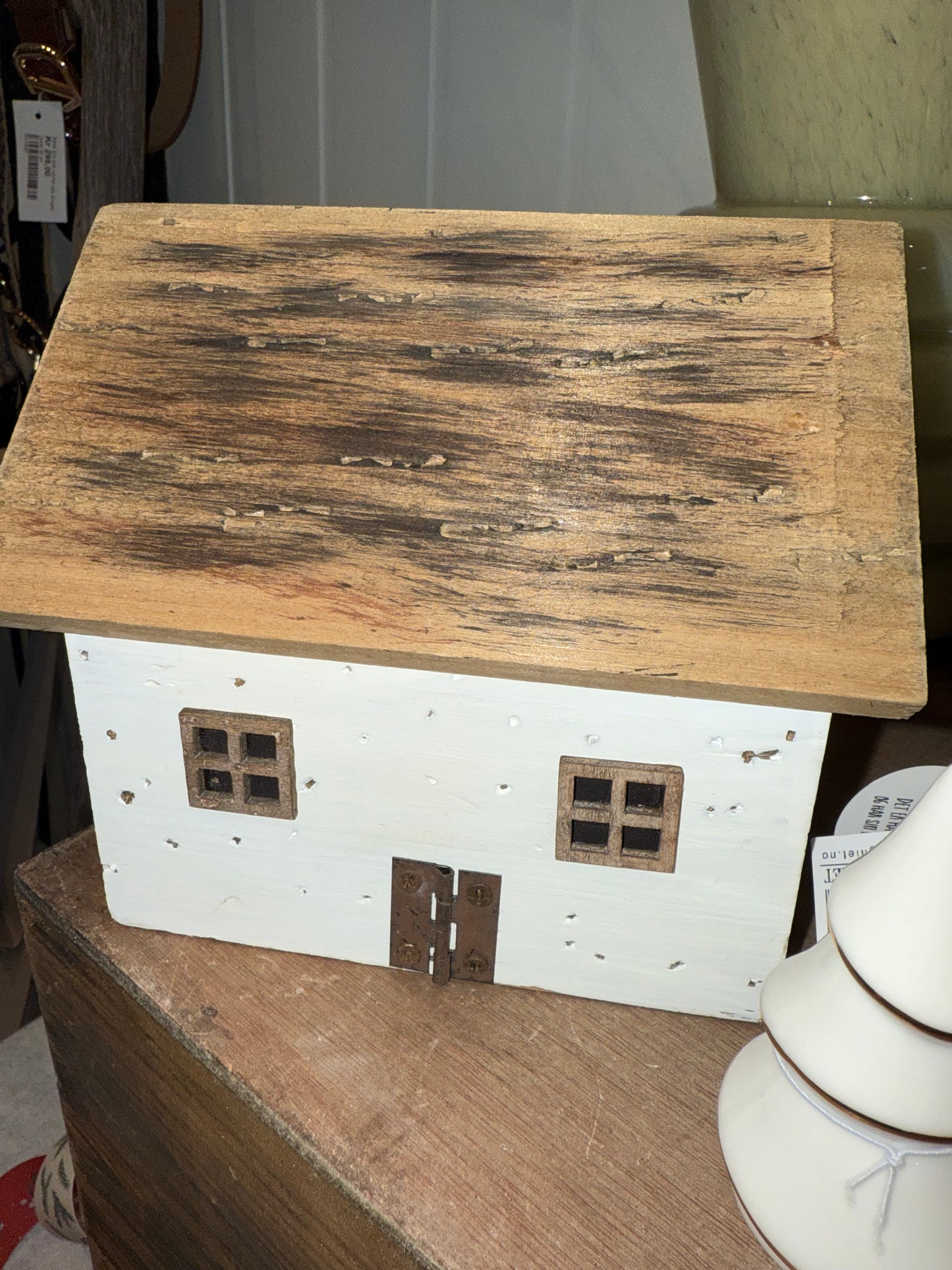 Hus hvitt tre tak 15x11.5x13cm